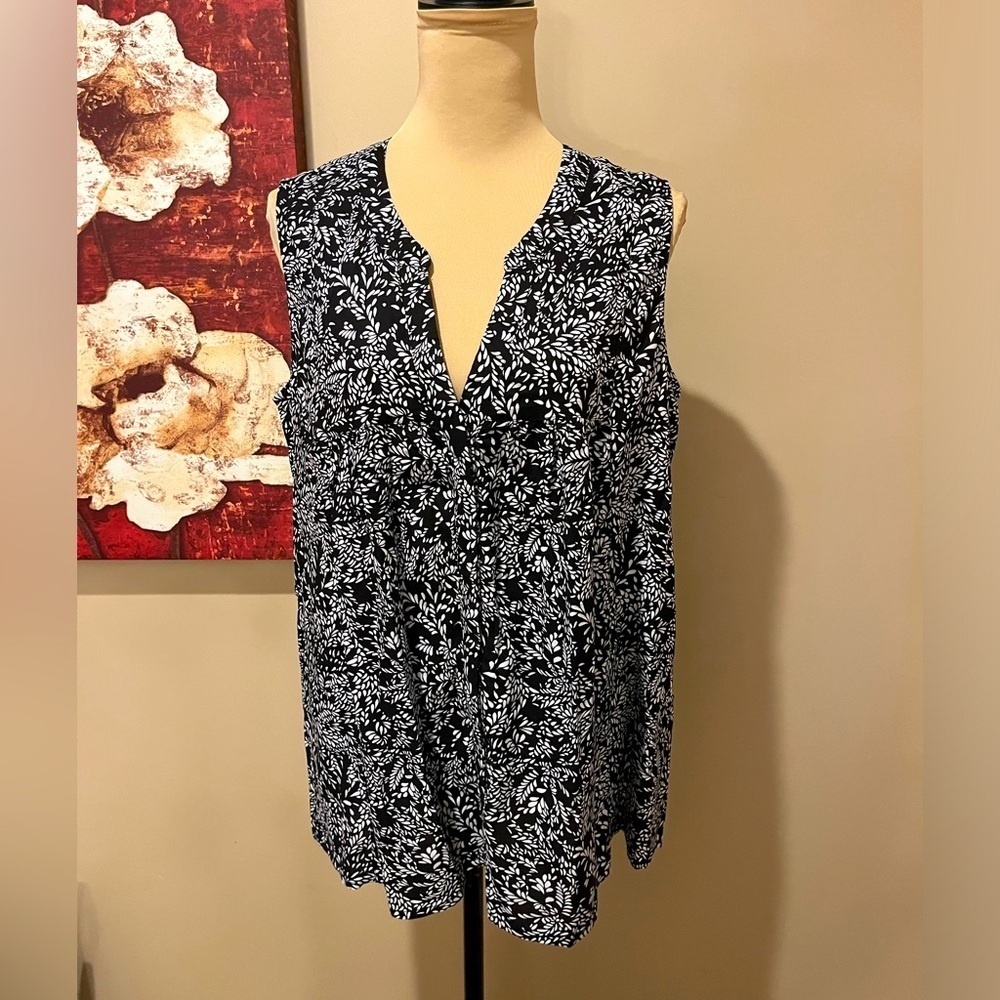 Cafe Marrekesh Black & White  Sleeveless Printed Top, size Medium